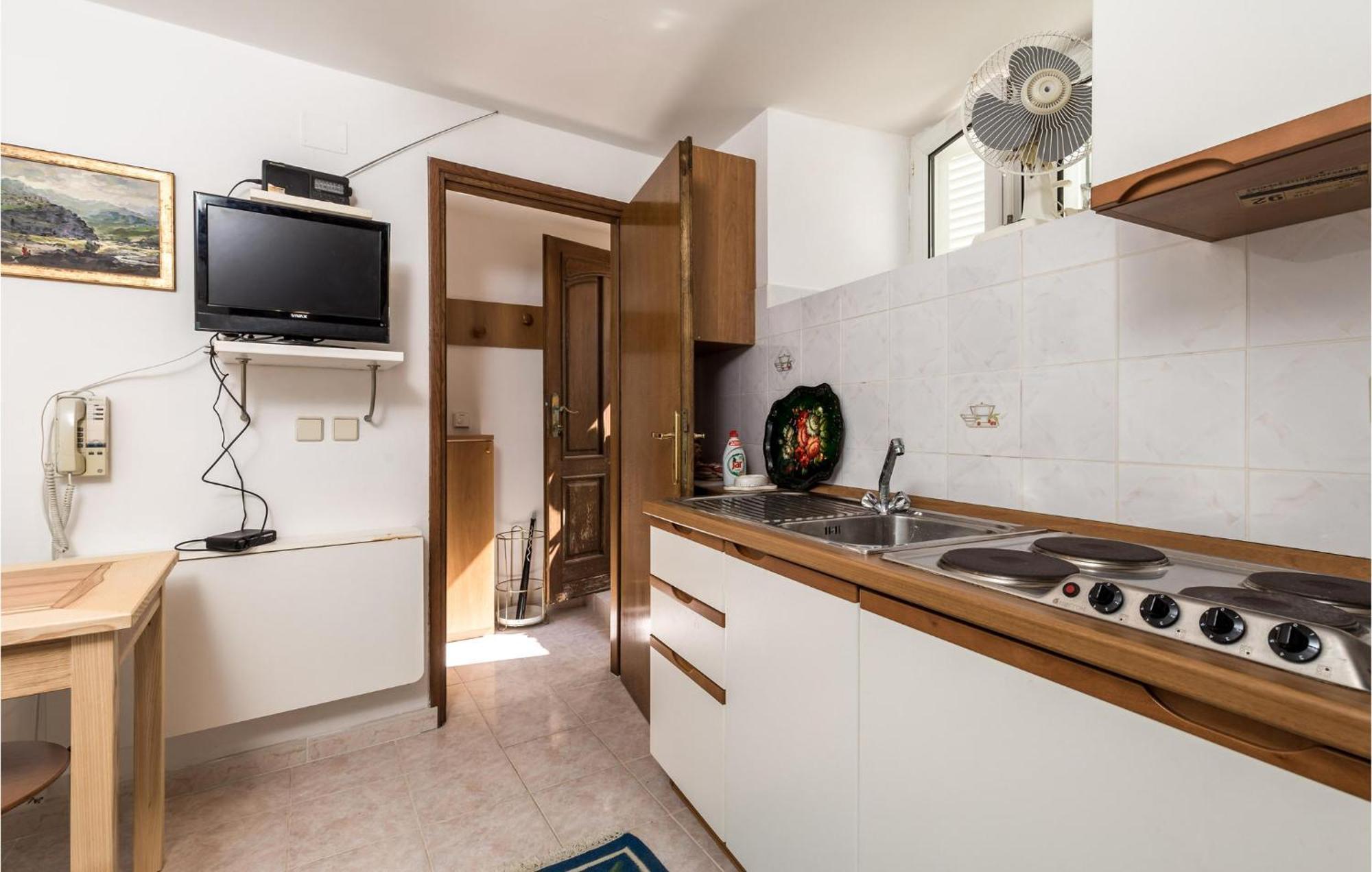 Lovely Apartment In Veli Losinj With Kitchen Zewnętrze zdjęcie