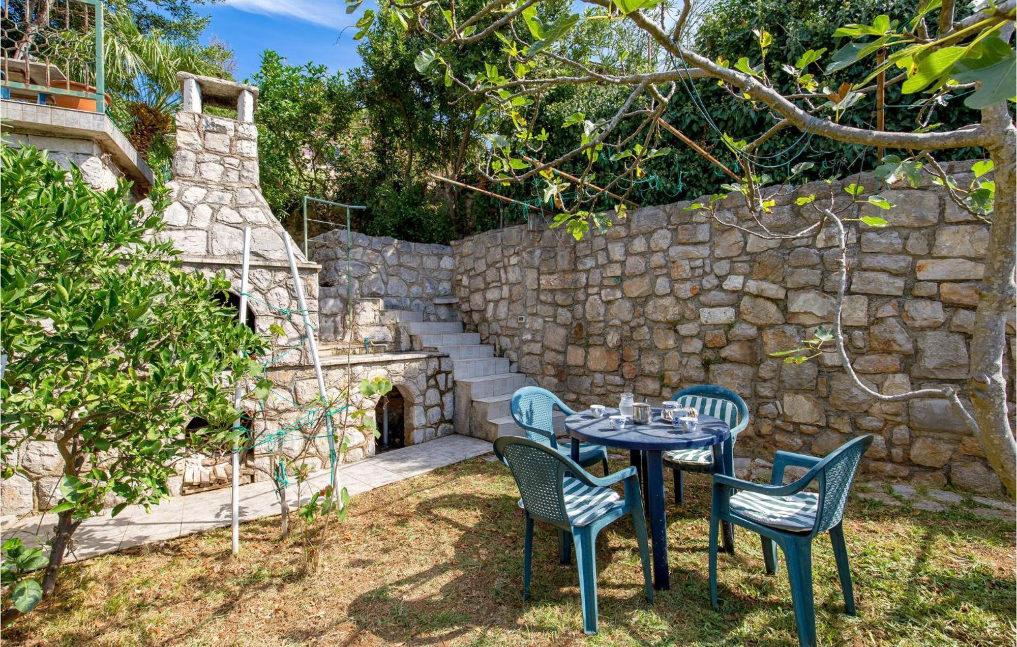 Lovely Apartment In Veli Losinj With Kitchen Zewnętrze zdjęcie